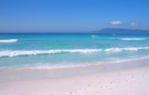 Белопесочный пляж в Прайя-ду-Форте (Praia do Forte), Кабу-Фриу, Бразилия – фотографии Бразилии