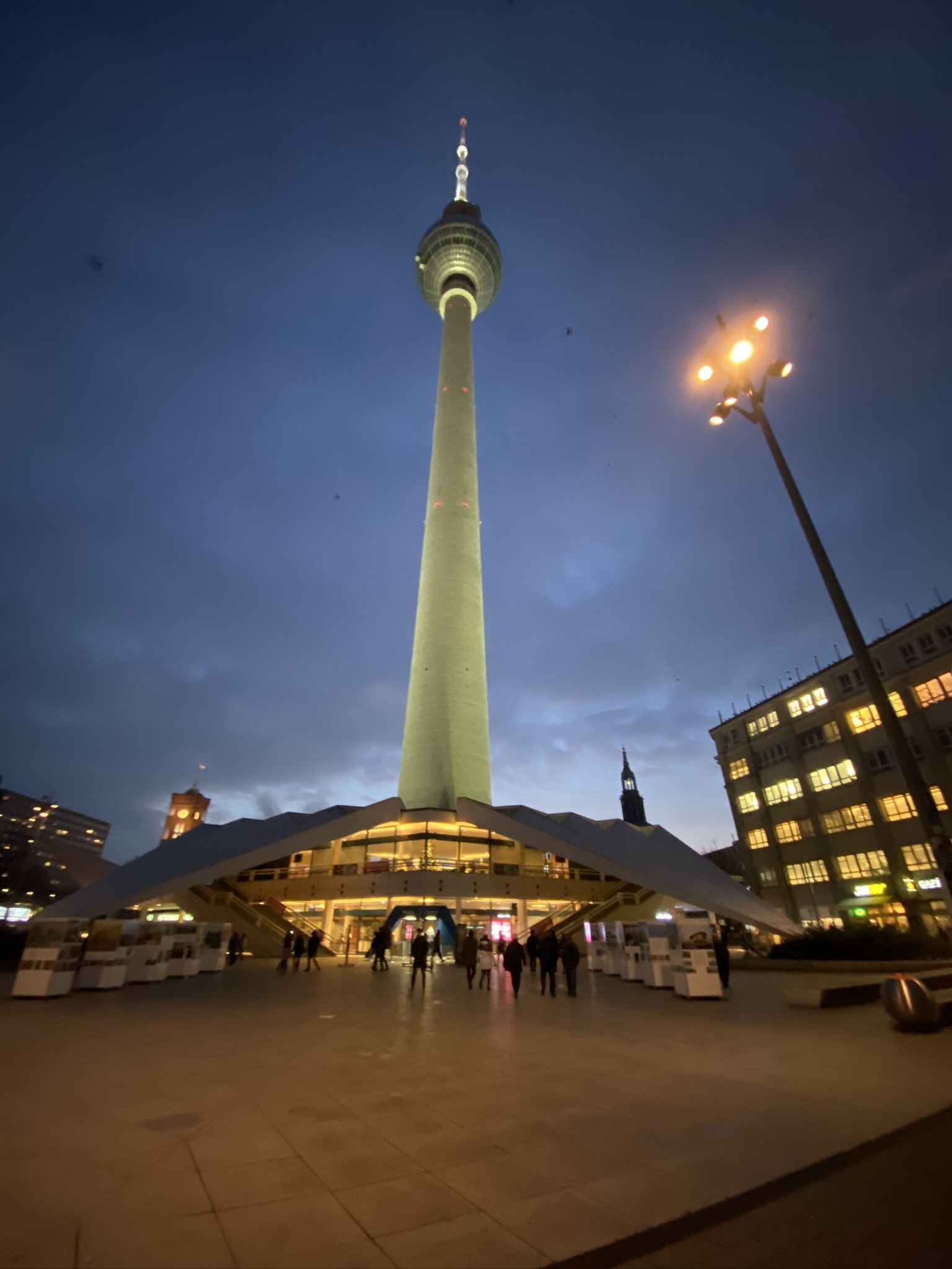 Берлинская Телебашня в декабре – фотографии Германии