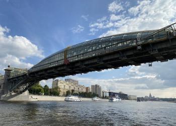 Вид на пешеходный мост на Киевской с воды – фотографии России