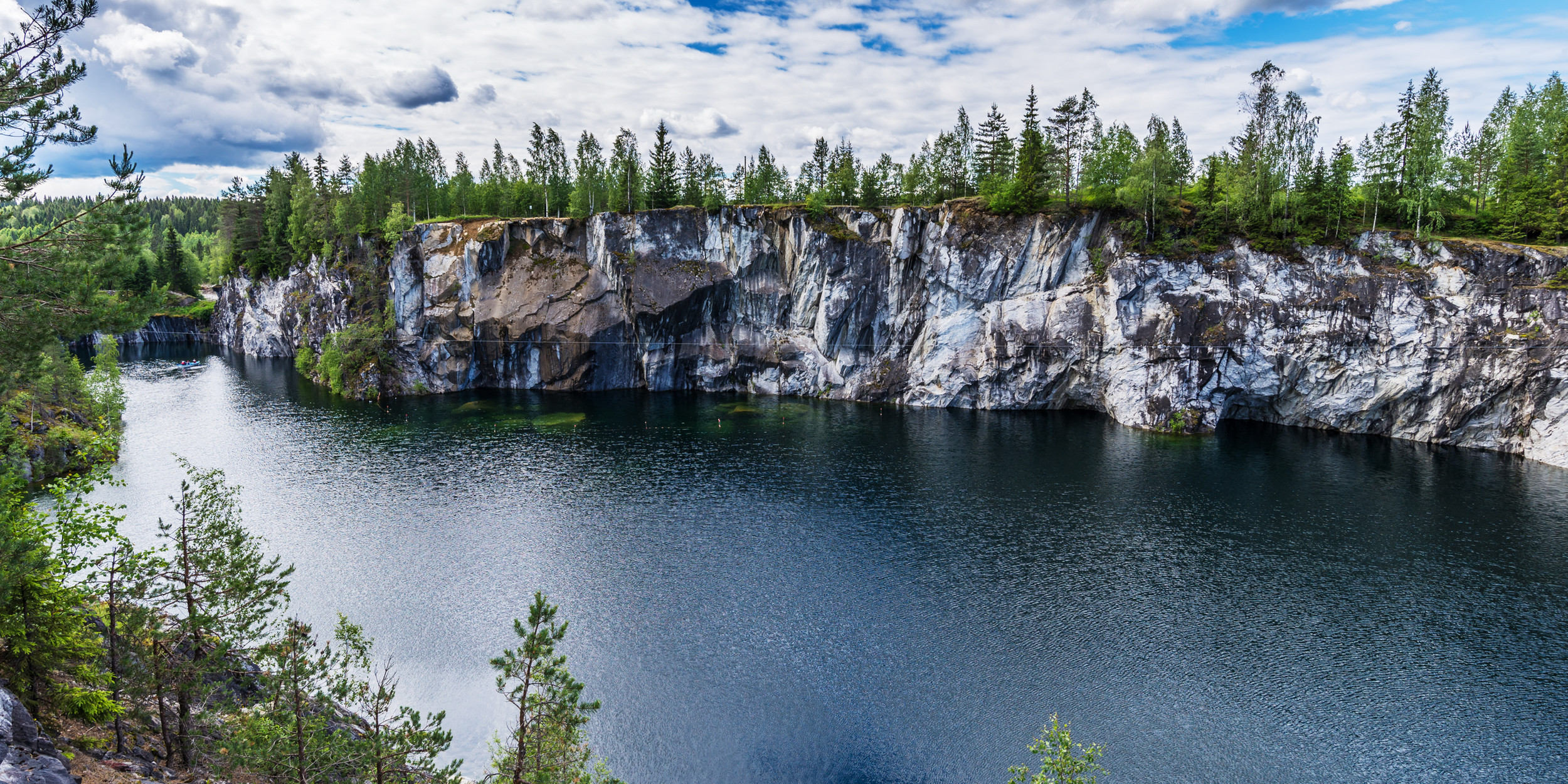 Рускеальские карьеры расположены в Сортавальском районе Карелии, Россия – фотографии России
