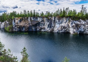 Рускеальские карьеры расположены в Сортавальском районе Карелии, Россия – фотографии России