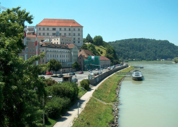 Замок Линца на берегу. Австрия – фотографии Австрии