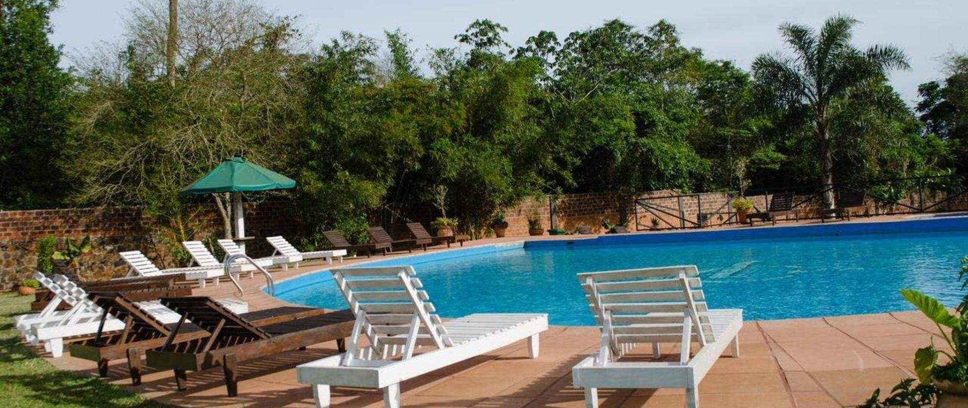 Место отдыха у бассейна. Пуэрто-Игуасу. Аргентина. – фотографии Аргентины