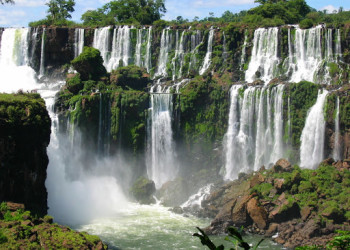 Несколько водопадов. Пуэрто-Игуасу. Аргентина. – фотографии Аргентины
