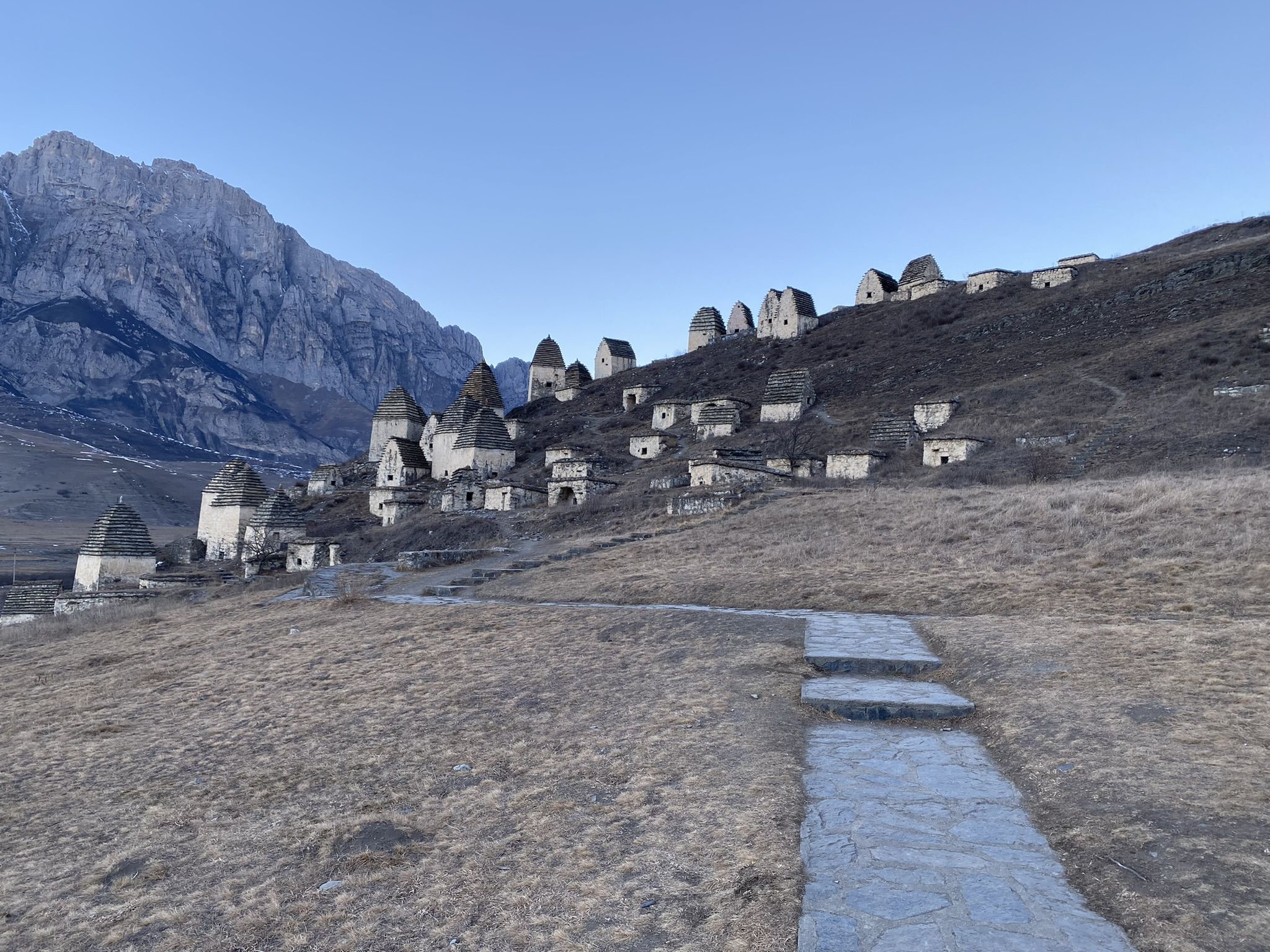 Вид на усыпальницы Даргавса, Северная Осетия – фотографии России