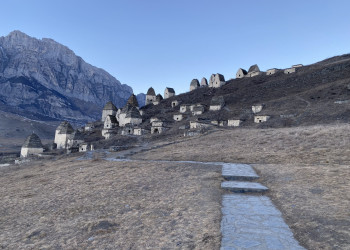 Вид на усыпальницы Даргавса, Северная Осетия – фотографии России