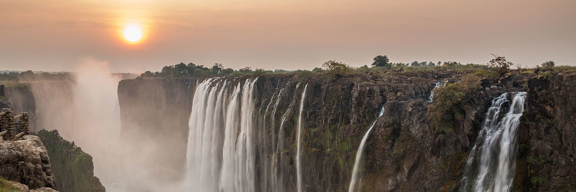 Водопад Виктория (Victoria Falls), расположенный на границе Замбии и Зимбабве – фотографии Зимбабве