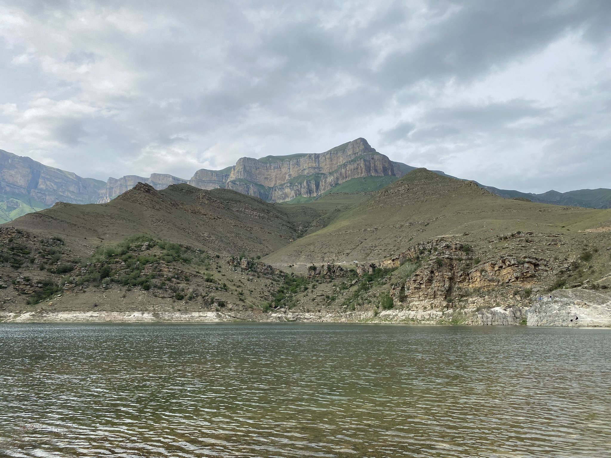 Былымское озеро, вид на горы – фотографии России