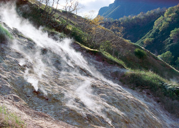 В Долине насчитывается более 30 крупных гейзеров, некоторые из них извергаются каждые 10–12 минут – фотографии России