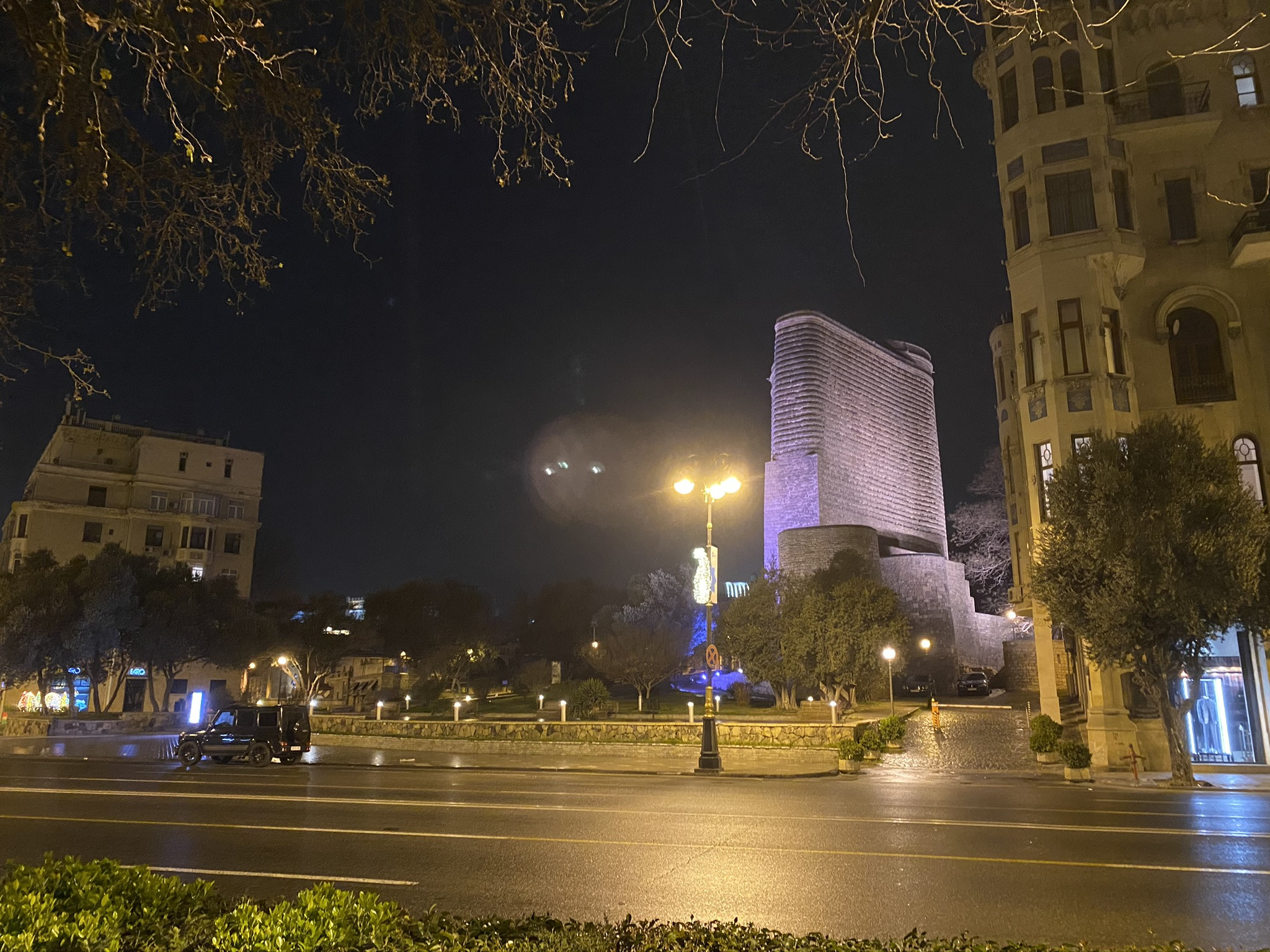 Одна из главных достопримечательностей Баку - Девичья башня в ночное время – фотографии Азербайджана