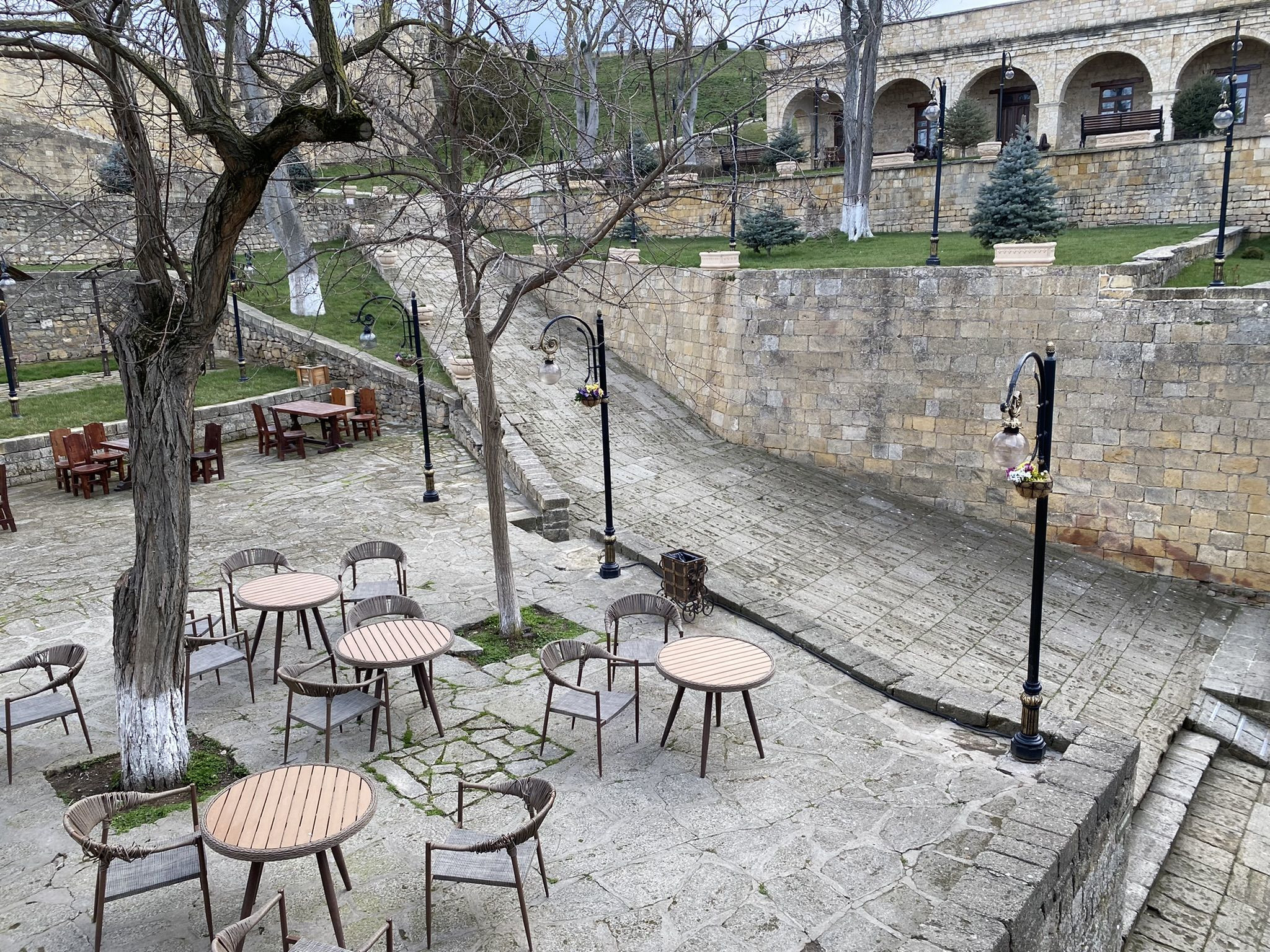 Кафешка внутри крепости Нарын-кала – фотографии России