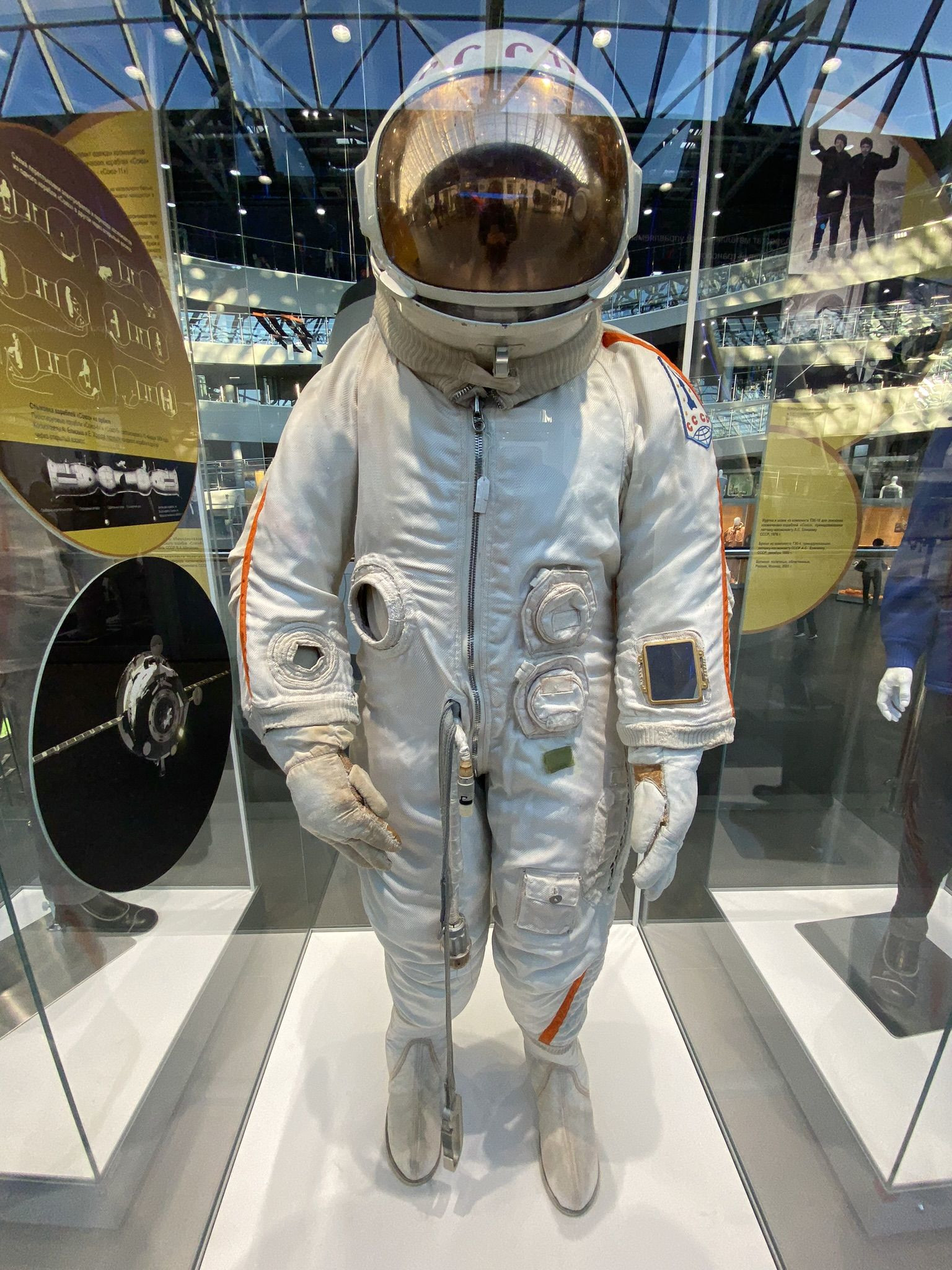 Музей космонавтики в Калуге — костюм космонавта – фотографии России