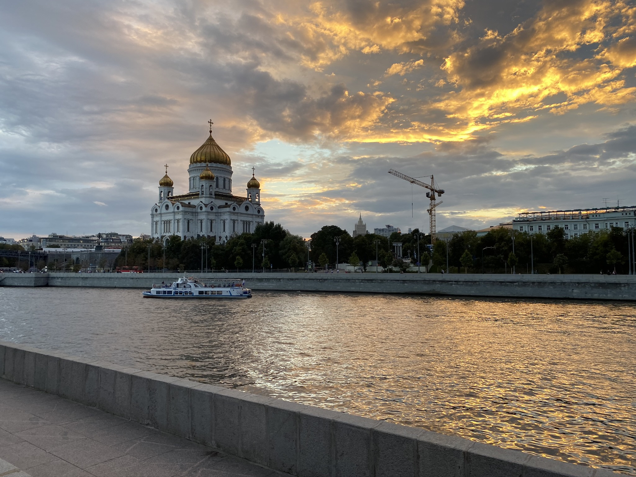 Вид на Храм Христа Спасителя с причала "Большой Каменный Мост" – фотографии России