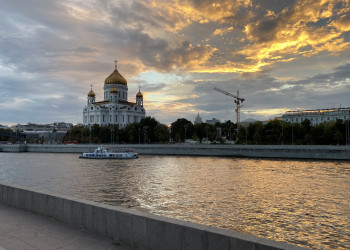 Вид на Храм Христа Спасителя с причала "Большой Каменный Мост" – фотографии России