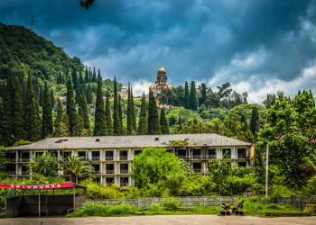 Заброшенное здание на фоне Новоафонского монастря. Новый Афон – фотографии Абхазии