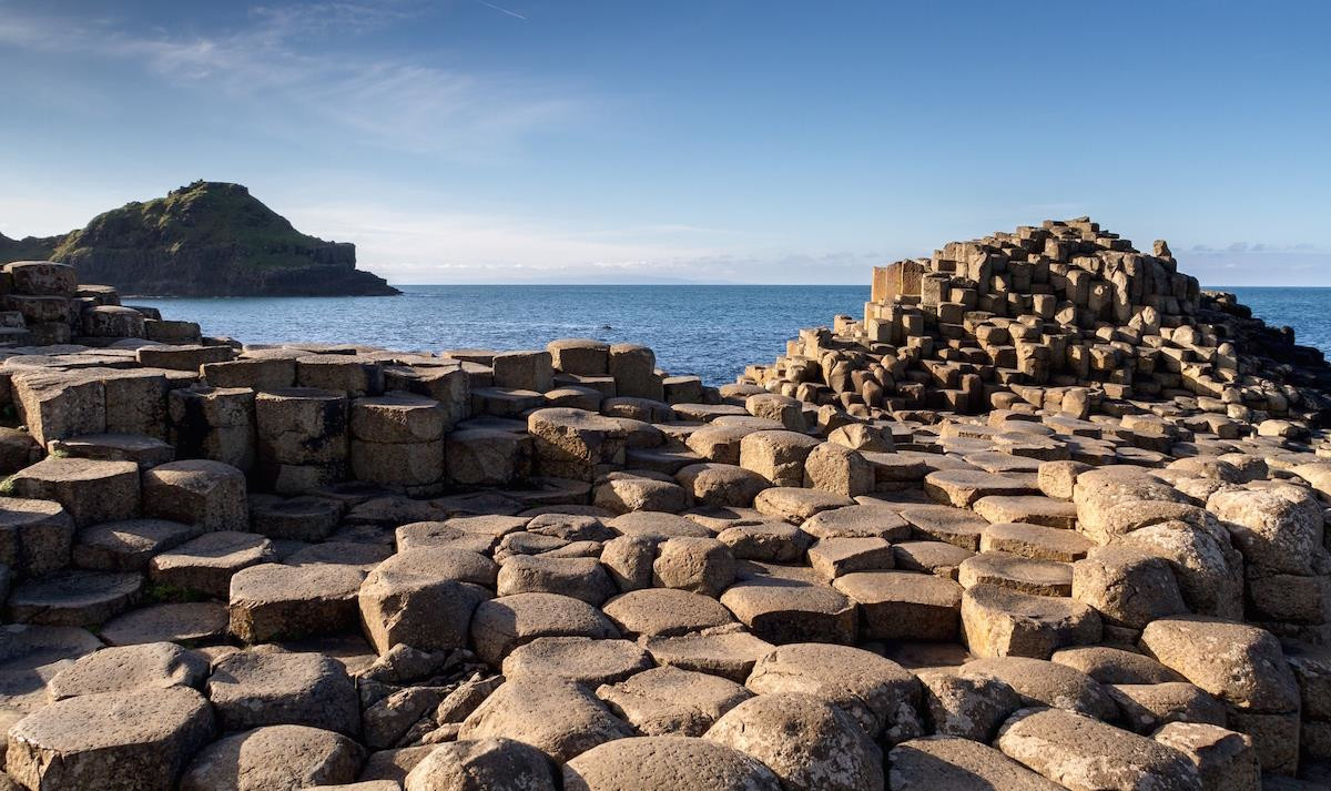 Добраться до Дороги гигантов можно на туристическом автобусе из Белфаста – фотографии Великобритании