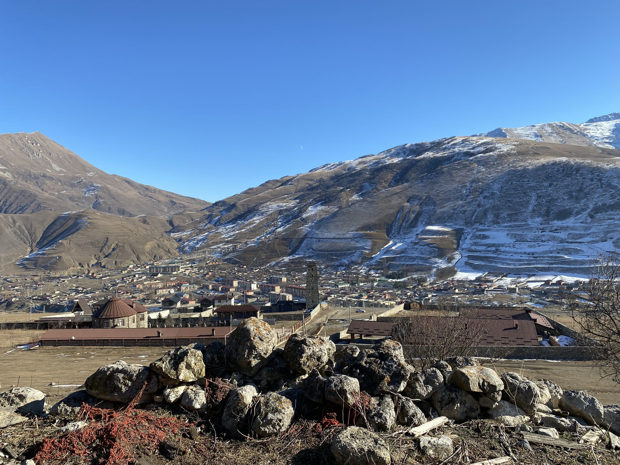 Вид со склона села Цимити на поселок Верхний Фиагдон – фотографии России