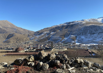 Вид со склона села Цимити на поселок Верхний Фиагдон – фотографии России