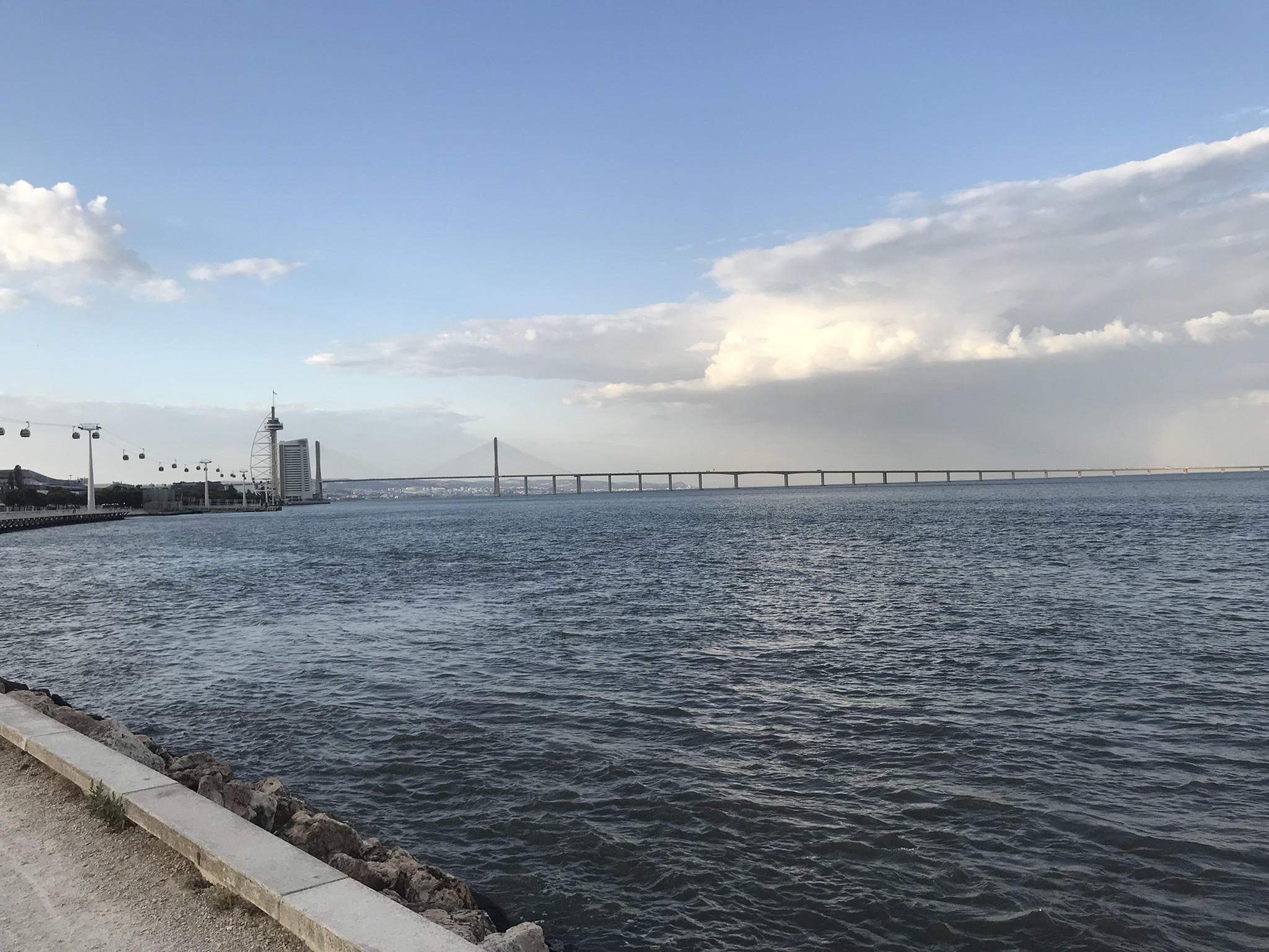 Набережная у Лиссабонского океанариума – фотографии Португалии