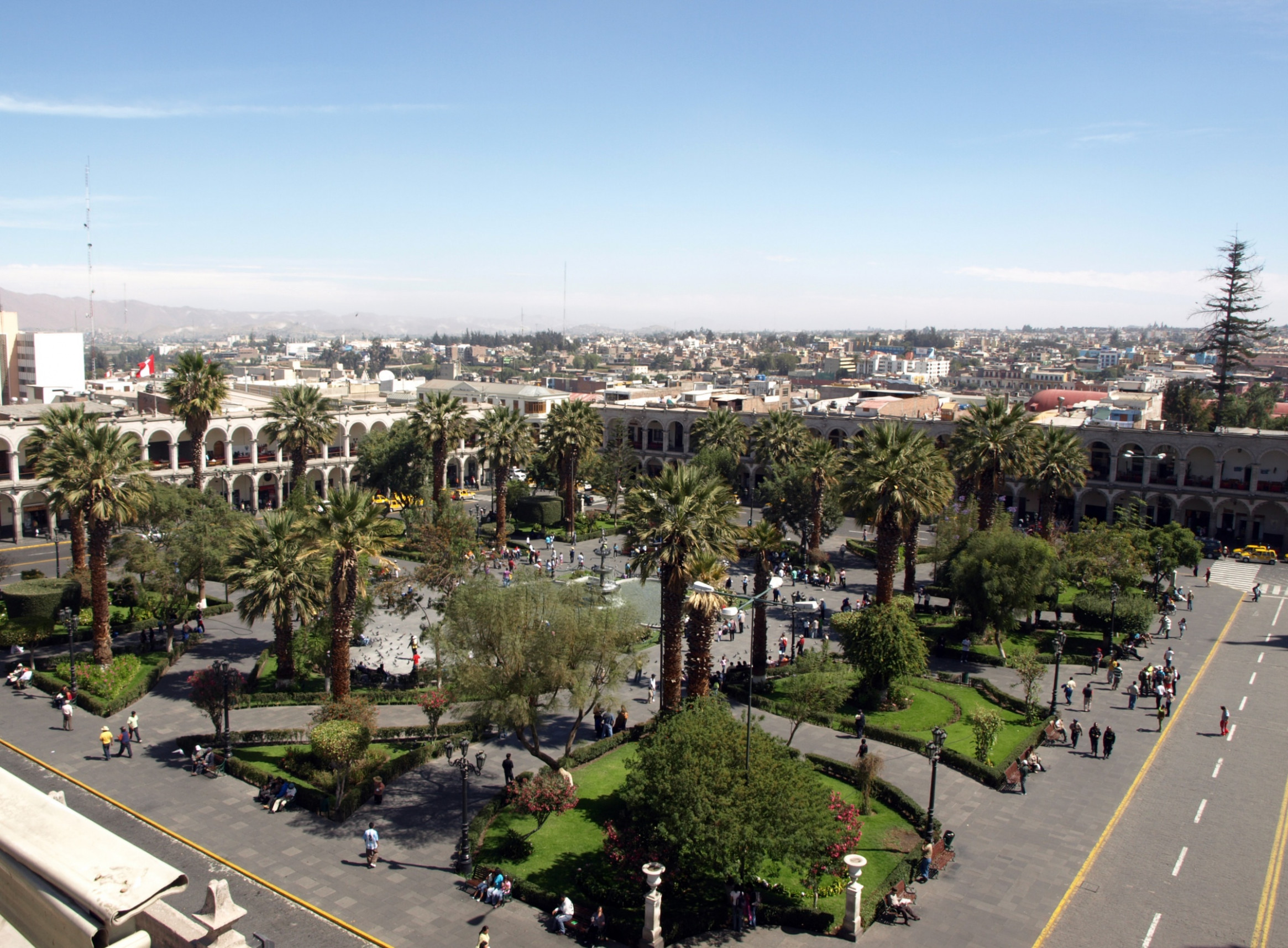 Вид сверху на улицу Пласа-де-Армас (Plaza de Armas) в Перу – фотографии Перу
