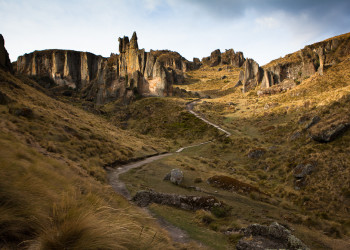 Кумбе-Майо расположен недалеко от города Кахамарка – фотографии Перу