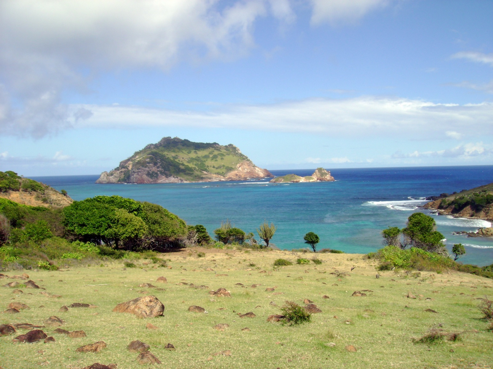 Вид с острова Балисо на соседний островок Баттовья – фотографии Сент-Винсента и Гренадин