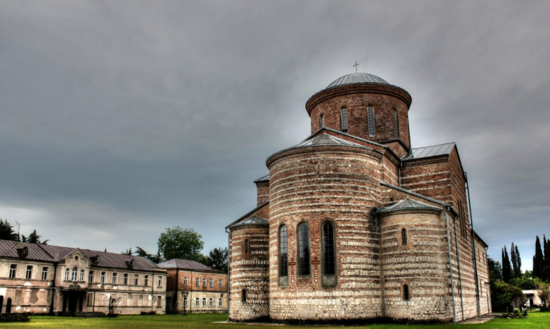 Двор Храма в Пицунде. Абхазия – фотографии Абхазии