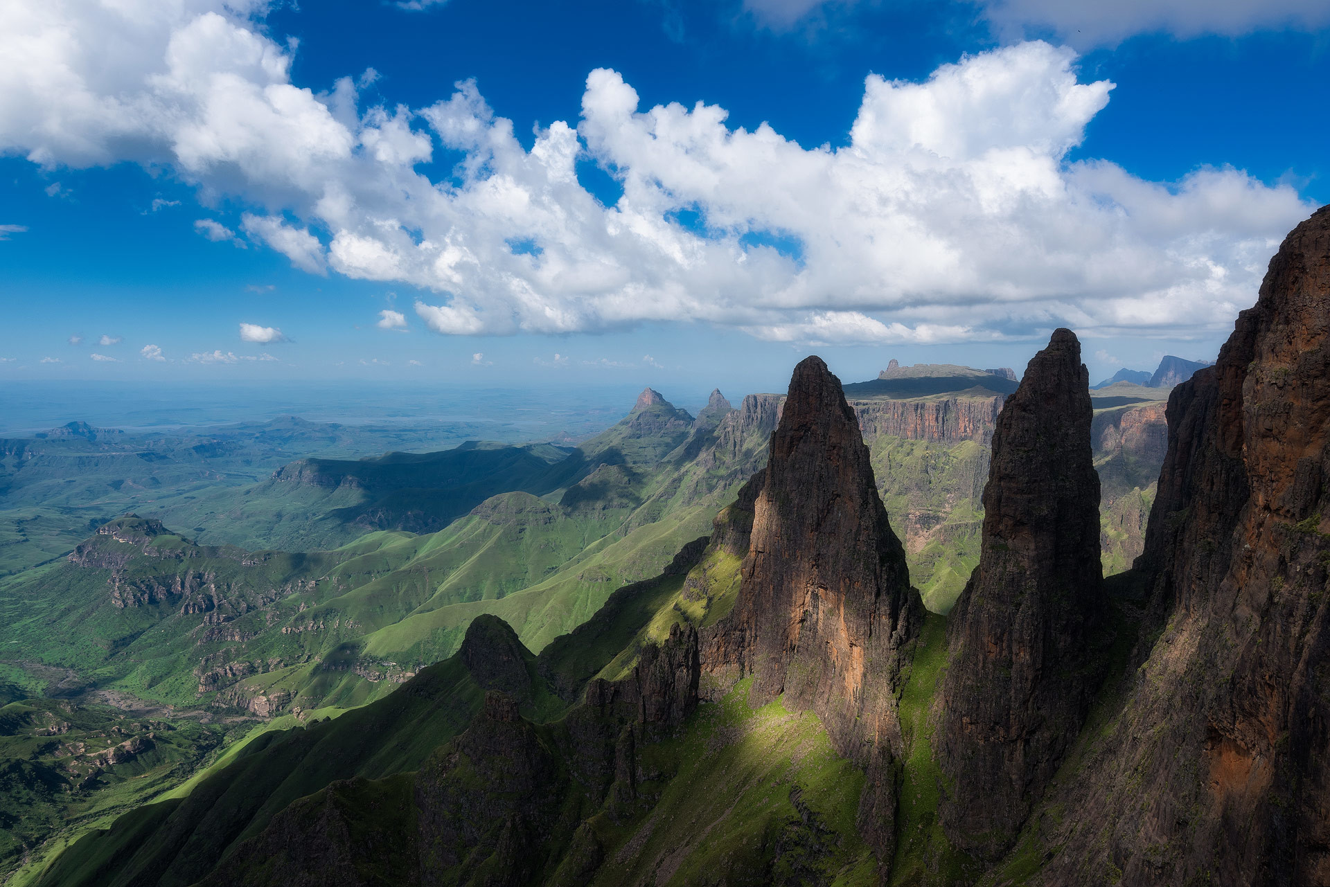 Горная гряда Драконовых гор исторически служила пристанищем для племён бушменов – фотографии ЮАР