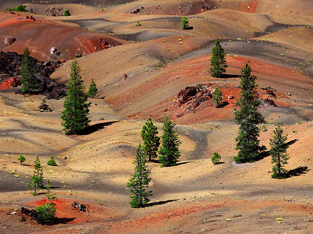 Дюны невероятной окраски в Национальном парке Лассен-Волканик, США – фотографии США
