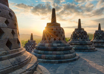 Боробудур является неповторимым памятником индонезийского искусства среднего века – фотографии Индонезии