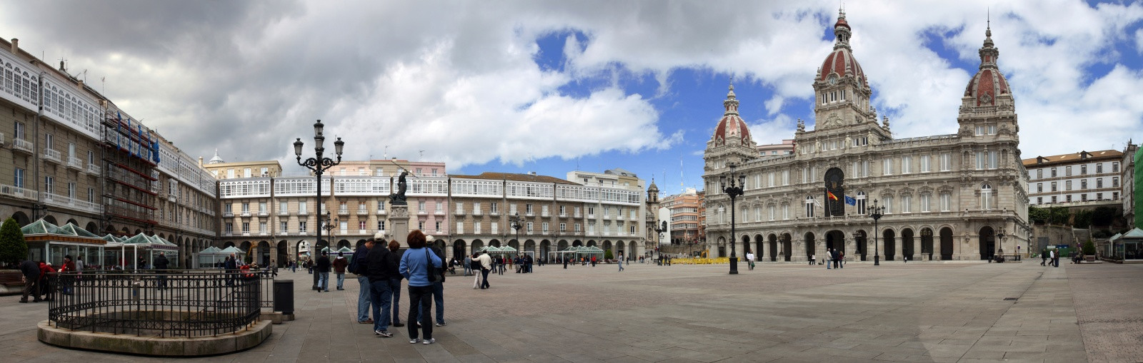 Площадь Мария-Пита (Plaza de María Pita) в Ла-Корунья – фотографии Испании