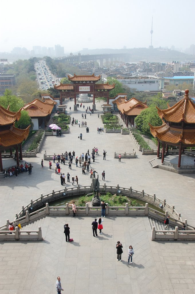 Площадь перед башней жёлтого журавля, Ухань, Китай – фотографии Китая