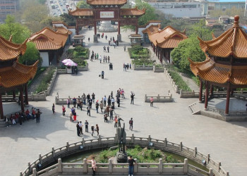 Площадь перед башней жёлтого журавля, Ухань, Китай – фотографии Китая