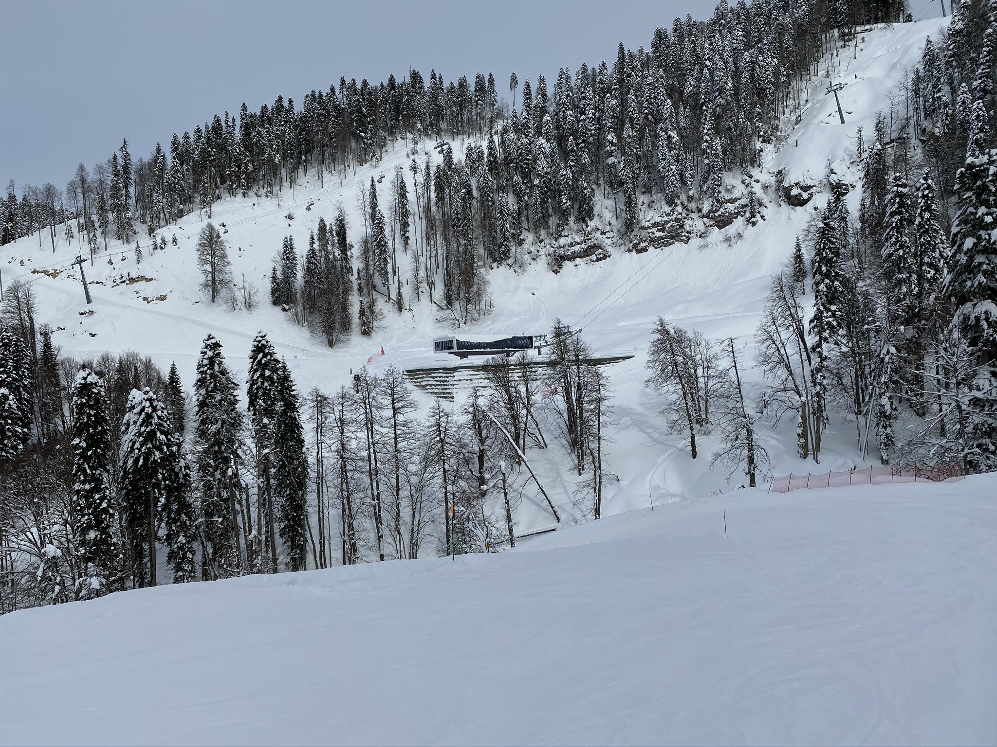 Вид на нижнюю станцию нового подъемника на Южном склоне – фотографии России