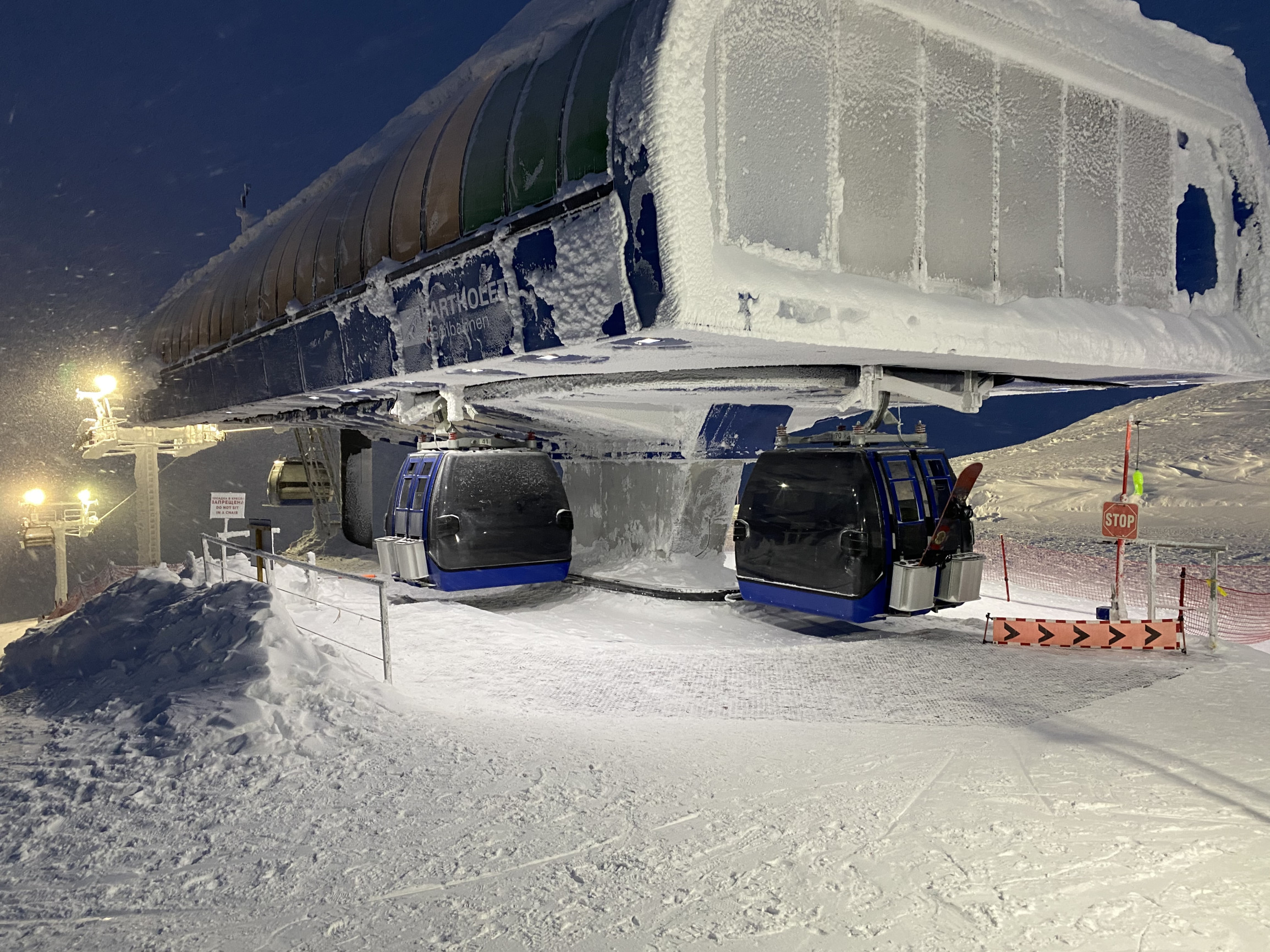 Гондольной подъемник на курорте Большой Вудъявр в Кировске, верхняя станция – фотографии России