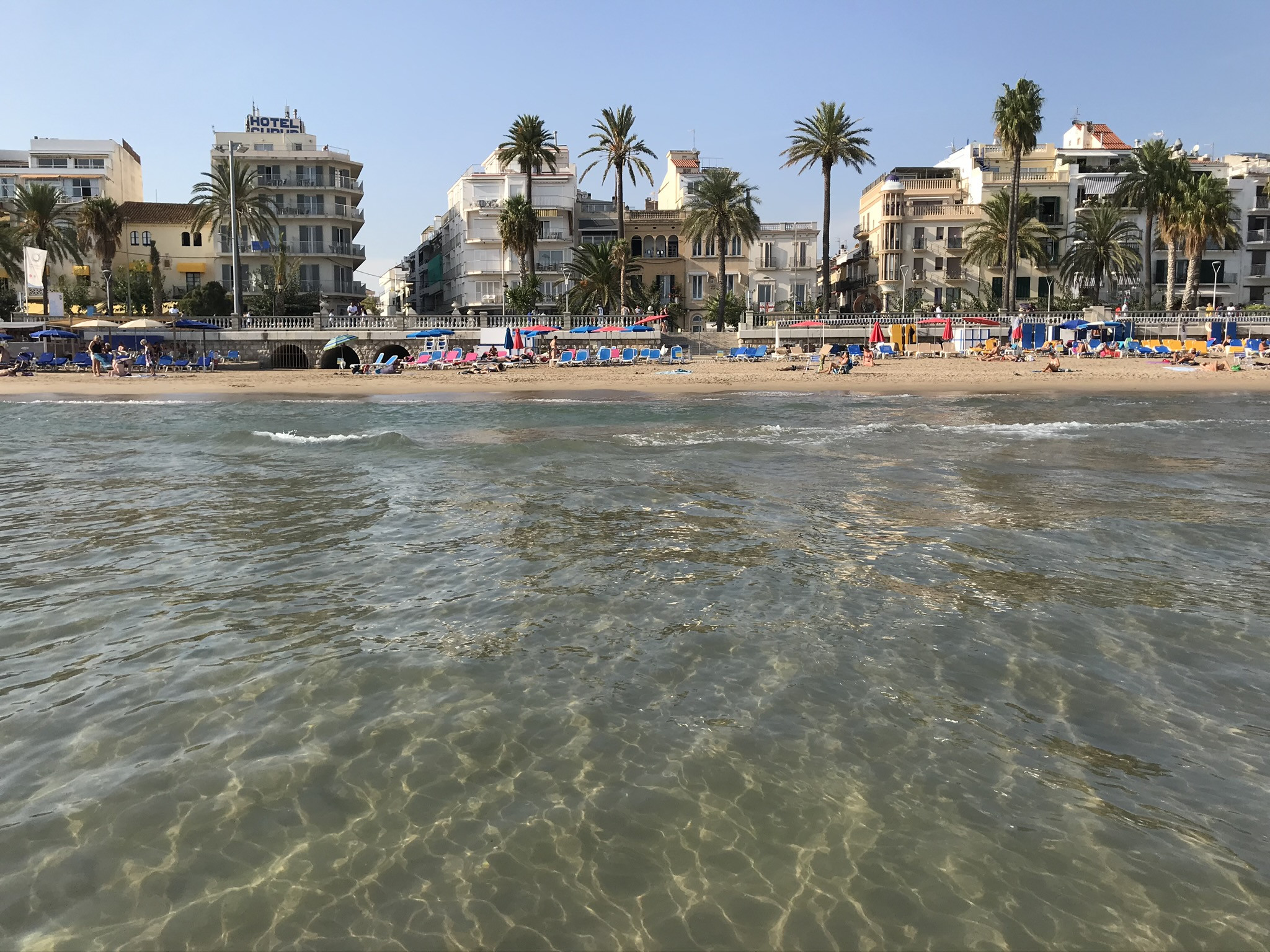 Пляж Platja de la Ribera в Ситжес – фотографии Испании