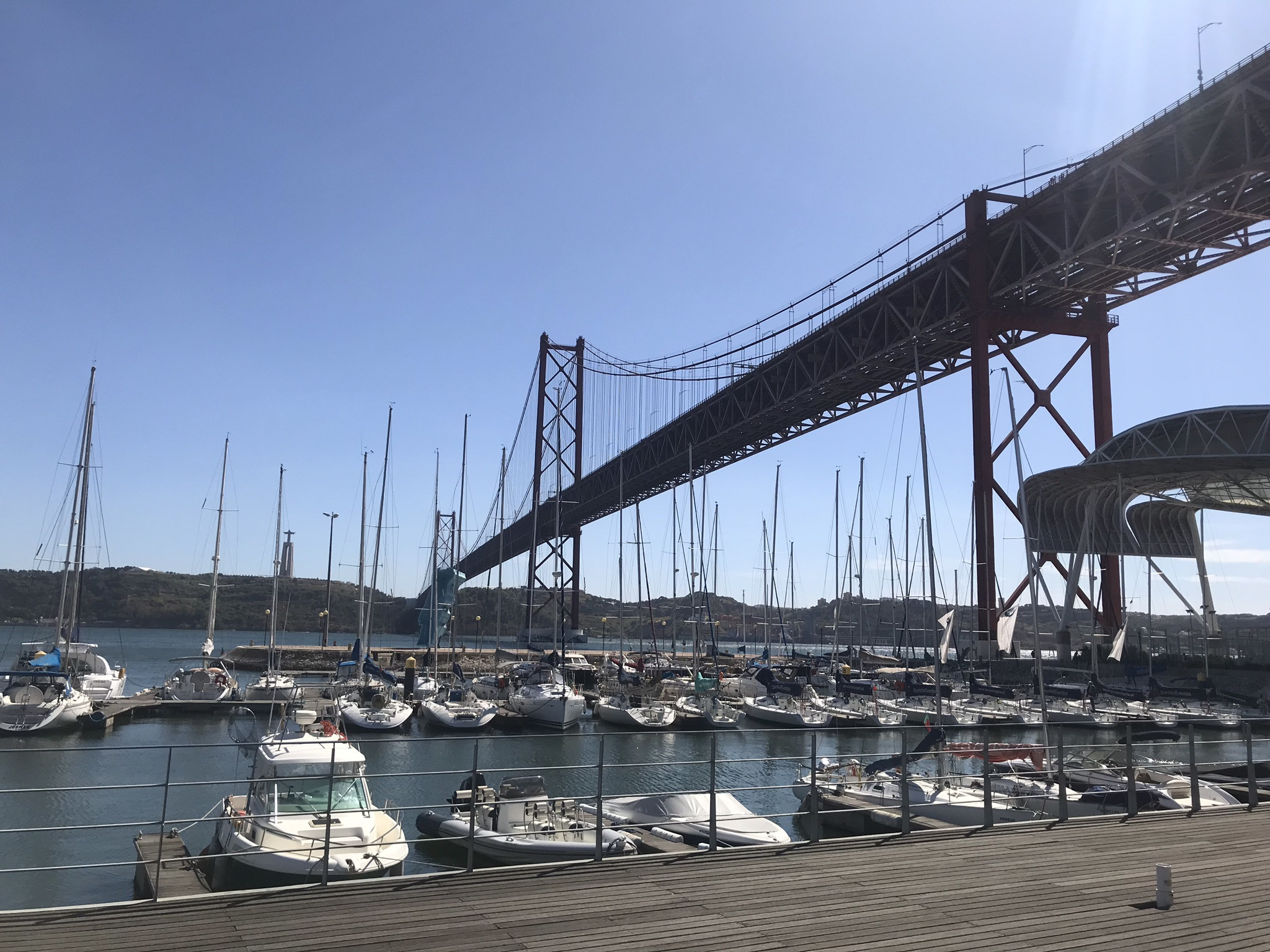 У моста 25 апреля на белемской набережной в Лиссабоне – фотографии Португалии