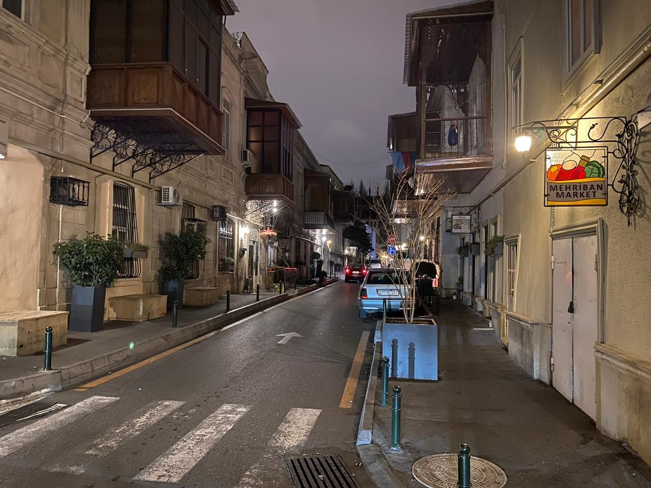 Баку старые улицы в центре, старые дома с балконами большими – фотографии Азербайджана