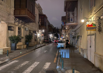 Баку старые улицы в центре, старые дома с балконами большими – фотографии Азербайджана