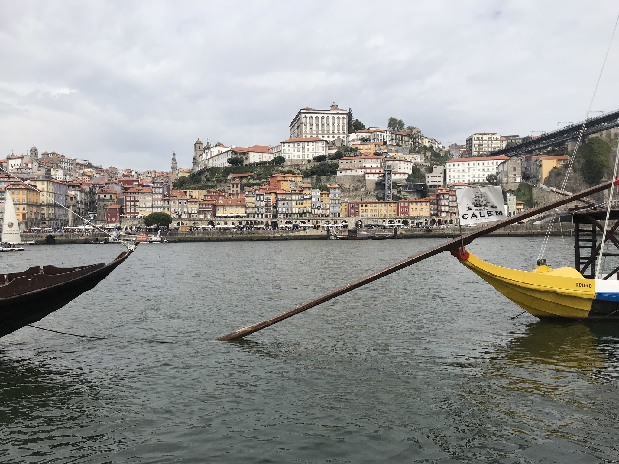 Замечательный вид на центр Порту с набережной другого берега – фотографии Португалии