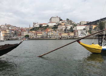 Замечательный вид на центр Порту с набережной другого берега – фотографии Португалии