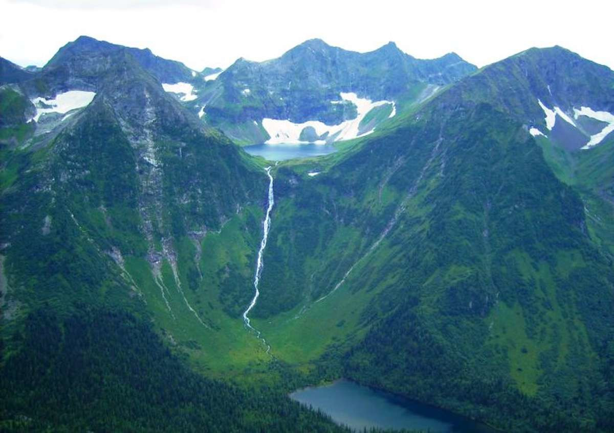 Кинзелюкский водопад вытекает из Верхнего Кинзелюкского озера и с грохотом падает в Нижнее – фотографии России