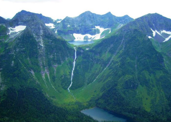 Кинзелюкский водопад вытекает из Верхнего Кинзелюкского озера и с грохотом падает в Нижнее – фотографии России