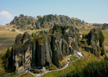 Археологический район Кумбе-Майо расположен 16 км от Кахамарки – фотографии Перу