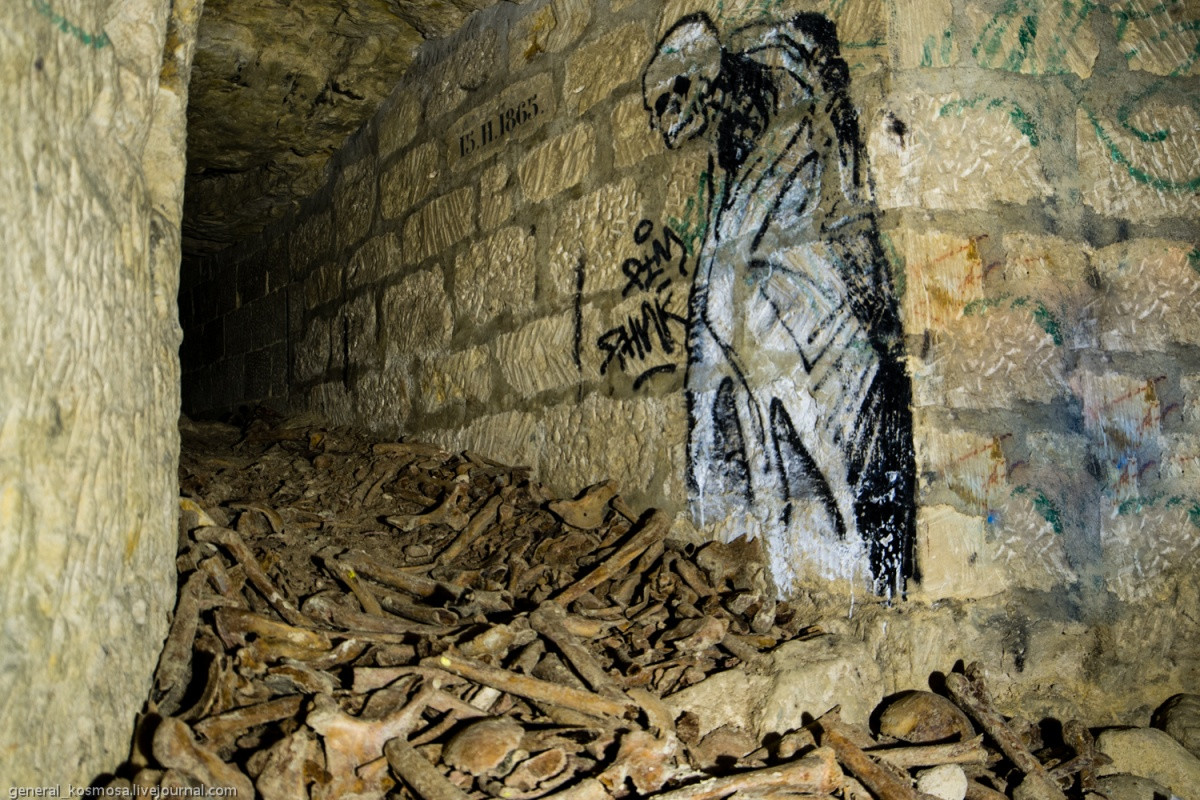 Нелегальные туннели в катакомбах Парижа – фотографии Франции