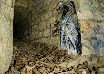 Нелегальные туннели в катакомбах Парижа – фотографии Франции