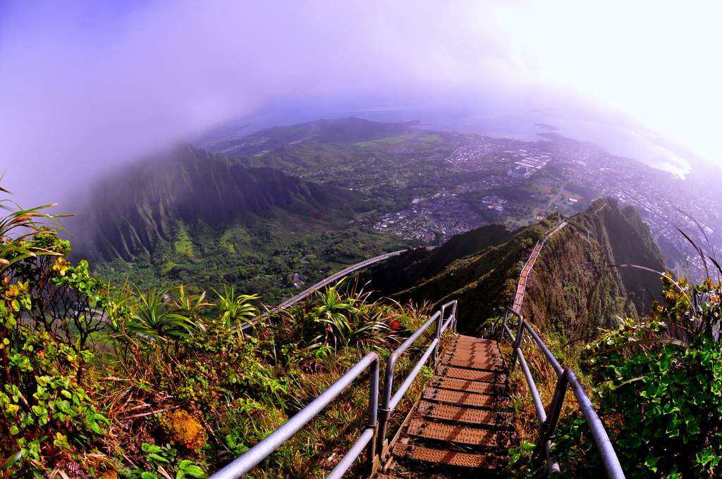Головокружительная лестница Хайку (Haiku Stairs), Гавайские острова, США – фотографии США