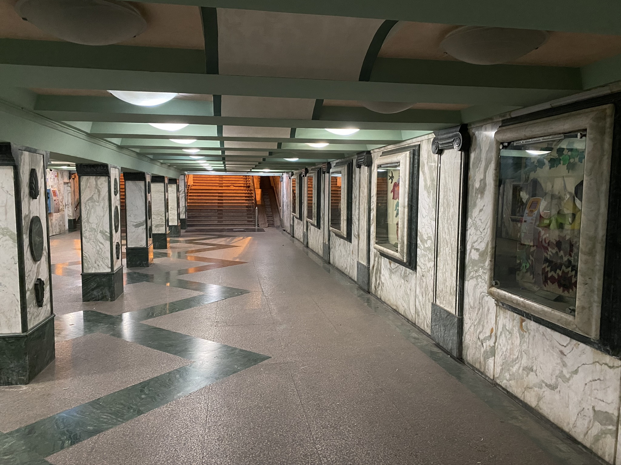 Подземный переход возле кукольного театра в Баку, Азербайджан – фотографии Азербайджана