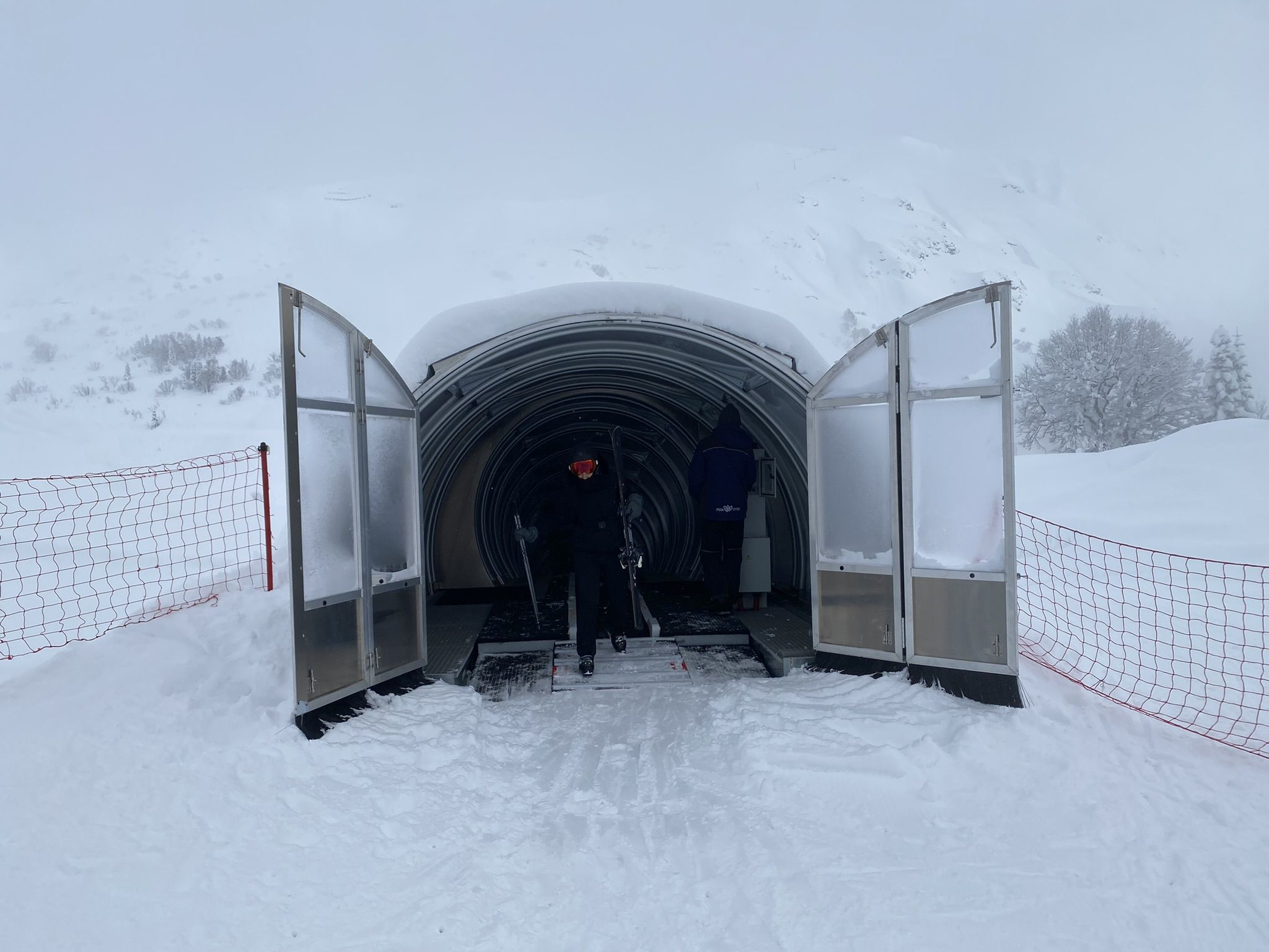 Вид на траволатор в начале трассы Календула, Южный склон – фотографии России