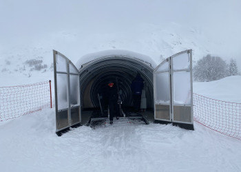 Вид на траволатор в начале трассы Календула, Южный склон – фотографии России